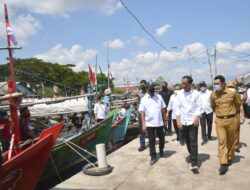 Nelayan Cirebon “Curhat” Kelangkaan Solar Kepada Jokowi dan Ridwan Kamil