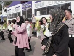 Sambil Menunggu One Way di Cikaledong, Pengendara Joget Bareng Polisi