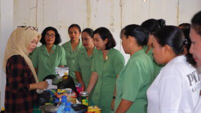 Babinsa bersama Ibu persit mengolah Daun kelor dengan metode mesin pengering daun kelor ( Nutrition lock Metode System )