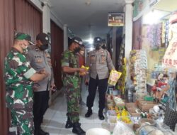 Terjun Langsung Ke Pasar, Babinsa Dan Babinkamtibmas Mojolaban Cek Stok Dan Harga Minyak Goreng