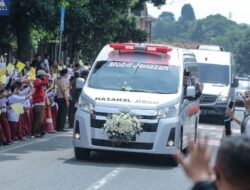 Masyarakat Iringi Eril Menuju Peristirahatan Terakhir