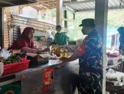 Sambangi 4 pasar Tradisional anggota Koramil 11 Polokarto cek harga minyak goreng.