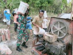 Kompak…!Babinsa dan Warga Gotong Royong Cor Jalan