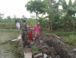 Sukseskan Ketahanan Pangan, Babinsa Jatirejo Ikut Karya Bakti Bangunan Irigasi