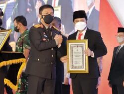 Gubernur jatim Dapat Penghargaan Tan Hana Dharma oleh Kapolda jatim