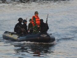 Yonif Raider 300/ Brajawijaya Gelar Latihan  Dipelabuhan Cirebon