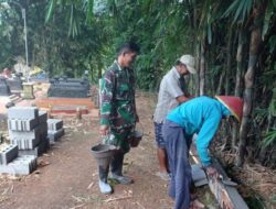 Babinsa GlintangBantu Warga Bangun Pagar Hastono Ronggo Gunung