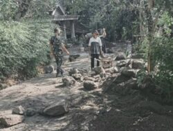 Sukseskan Pembangunan Daerah, Babinsa Sambi Ikut Bangun Talud Di Desa Trosobo