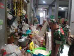 Turun ke pasar Tradisional, Anggota Koramil 09 Grogol Kembali Cek Harga Minyak Goreng
