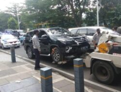 Polda Metro Jaya Tegas, Tindak Parkir Liar Kendaraan Di Jalan Senopati