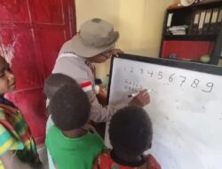 Aksi Polisi Ajar Anak-Anak di Intan Jaya
