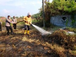 Dengan Sigap, Kapolsek Weru Polresta Cirebon Padamkan Kebakaran Lahan Kosong
