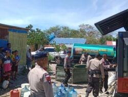 Beri Bantuan Kepada Masyarakat, Satbrimob Polda NTT Bagikan Air Bersih