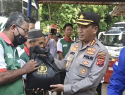 Kapolresta Cirebon dan Mahasiswa Keliling Pangkalan Ojek hingga Angkot Bagikan Bansos