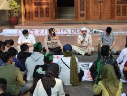 Duduk bersama, Polresta Cirebon berhasil mengamankan aksi unras mahasiswa dengan sejuk dan damai