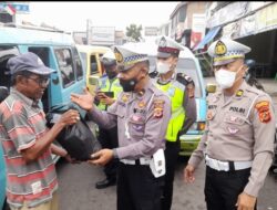Meski Hujan Gerimis, Personel Polresta Cirebon Tetap Semangat Bagikan Bansos ke Warga Terdampak Kenaikan Harga BBM di Darat dan Laut