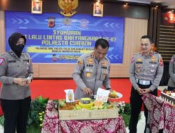 Syukuran HUT Lalu Lintas Bhayangkara ke 67, Kapolresta Cirebon Berikan Bantuan Sosial Kepada Relawan Lalu Lintas Banpol