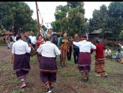 Deraian Air Hujan Sambut Kedatangan Istri Gubernur NTT Di Desa Bidara Adonara Tengah.