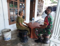 Duduk santai cara babinsa jaga keharmonisan dengan warga