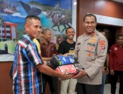 Kapolda NTT Berikan Sarung Tinju Kepada Atlet Berprestasi