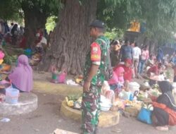 Pantau Ketertiban Pasar, Babinsa Koramil 1624-07/Nagawutung Ingatkan Untuk Selalu Menjaga Kebersihan Pasar.