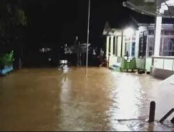 Sungai Bakah Meluap Rendam Permukiman Warga Melawi