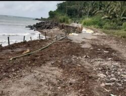 Warga Sikka Dan Flotim Swadaya Perbaiki Ruas Jalan Provinsi Napungmali Mudajebak Yang Rusak Berat.