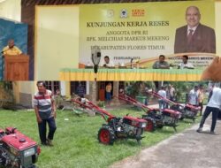 Anggota DPR RI Fraksi Golkar Melchi Mekeng Serahkan Bantuan Hand Traktor Roda Dua Kepada Lima Poktan Di Flotim.