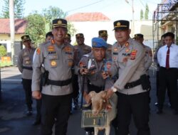 Kapolresta Cirebon Berikan Penghargaan kepada Tiga Kapolsek yang Meraih Kinerja Terbaik