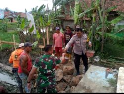 Lestarikan Budaya Gotong Royong Bhabinkamtibmas Ikut Serta Bantu Warga Bangun Rumah