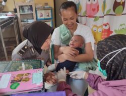 Dukung Kesehatan Anak, Polwan Polsek Weru Polresta Cirebon Dampingi Kegiatan Posyandu dan Pemberian Vitamin Anak