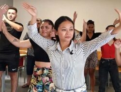 Mahasiswa Belajar Tari Jawa Smarasanta di Universitas New Caledonia