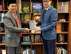 As SDM Kapolri Irjen Dedi Prasetyo Bagikan Buku Karyanya ke Para Dubes