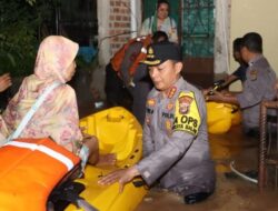 Polresta Bandar Lampung Gerak Cepat Bantu Evakuasi Warga yang Terjebak Banjir