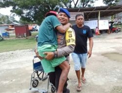 Polri Bantu Pemilih Disabilitas Menuju TPS di Desa Yosonegoro