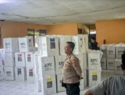 Personel OMB Polda NTT Lakukan Pengamanan Pergeseran Logistik Pemilu di Wilayah Kecamatan Alok