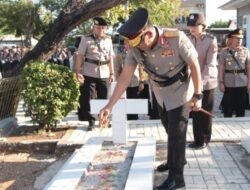Mengenang Jasa Para Pahlawan, Polda NTT Gelar Kegiatan Tabur Bunga di TMP Darma Loka dalam Rangka Memperingati Hari Bhayangkara ke-78