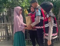 Menyambut Idul Adha 1445 H Personel Ditsamapta Polda Aceh Bagikan Sembako Untuk Warga Kurang Mampu