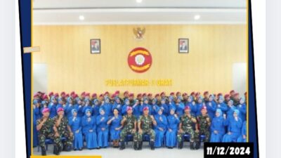 Danpuslatpurmar 3 Grati Beserta Ibu Ketua Ranting F Cabang 5 PG Kormar Berikan Jam Komandan