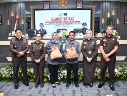 “Kejari Karawang dikunjungi Kajati Jabar dan Tinjau lokasi Banjir di Desa Karangligar Kab Karawang”