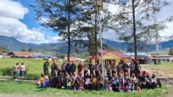 Sambut Hari Raya Natal, Polres Puncak Polda Papua Bagi-bagi Bingkisan di Seputaran Kota Ilaga