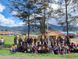Sambut Hari Raya Natal, Polres Puncak Polda Papua Bagi-bagi Bingkisan di Seputaran Kota Ilaga