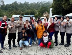 Polwan Polda Jabar Gelar Patroli Wisata Di Kawasan Ciwidey -Pangalengan