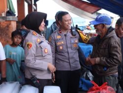Kapolsek Tunjukkan Hati Nurani, Bantu Kakek Penjual Ikan yang Kehilangan Dagangan