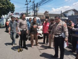 Satlantas Polrestabes Bandung Gerak Cepat Tangani Korban Kecelakaan di Jalan Cisaranten Wetan Kota Bandung