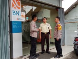 Pantau Objek Vital Perbankan, Personil Polsek Cikijing Sampaikan Imbauan Kepada Security