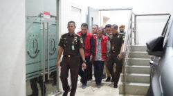 “PENYIDIK KEJATI JABAR MELAKUKAN PENETAPAN DAN PENAHANAN TERHADAP TIGA ORANG TERSANGKA DALAM PERKARA DUGAAN TINDAK PIDANA KORUPSI PENYIMPANGAN PENYALURAN KREDIT PADA BANK PERKREDITAN RAKYAT KARYA REMAJA INDRAMAYU (BPR-KRI) TAHUN 2013 S/D 2021 YANG MERUGIKAN KEUANGAN NEGARA SEBESAR 139 MILYAR”.