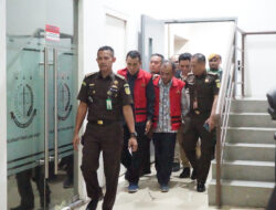 “PENYIDIK KEJATI JABAR MELAKUKAN PENETAPAN DAN PENAHANAN TERHADAP TIGA ORANG TERSANGKA DALAM PERKARA DUGAAN TINDAK PIDANA KORUPSI PENYIMPANGAN PENYALURAN KREDIT PADA BANK PERKREDITAN RAKYAT KARYA REMAJA INDRAMAYU (BPR-KRI) TAHUN 2013 S/D 2021 YANG MERUGIKAN KEUANGAN NEGARA SEBESAR 139 MILYAR”.