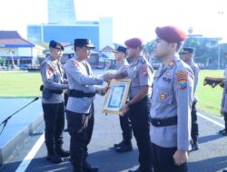 Kapolda Jatim Beri Penghargaan 73 Personel Berprestasi 4 Diantaranya Terima KPLB