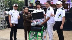 KAJATI JABAR MENYERAHKAN BANTUAN ALAT OLAH RAGA DALAM PEMBUKAAN PEKAN PARALIMPIK DAERAH (PEPARDA) JAWA BARAT